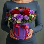 Коробки с красными цветами